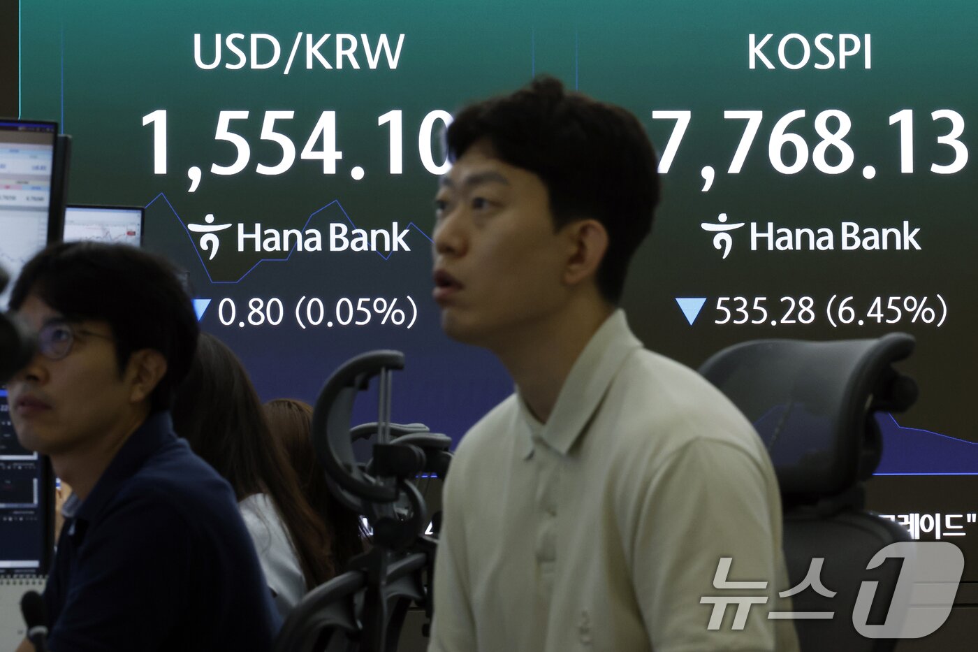 본문 이미지 - 2일 오전 서울 중구 하나은행 본점 딜링룸 전광판에 코스피 등 시황이 표시되고 있다.  2026.7.2 ⓒ 뉴스1 박정호 기자