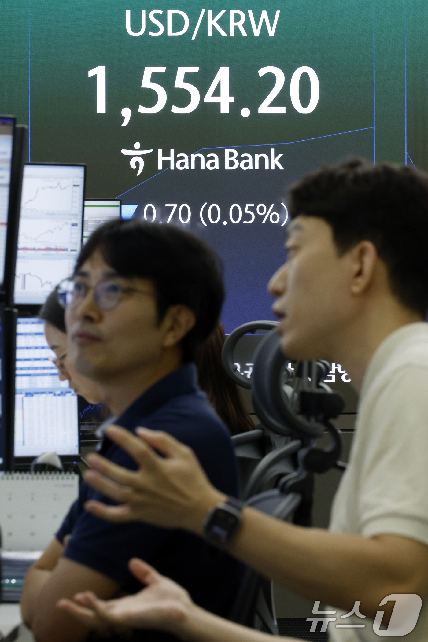 (서울=뉴스1) 박정호 기자 = 2일 오전 서울 중구 하나은행 본점 딜링룸 전광판에 코스피 등 시황이 표시되고 있다.이날 코스피는 전 거래일 대비 370.31p(4.46%) 내린 …