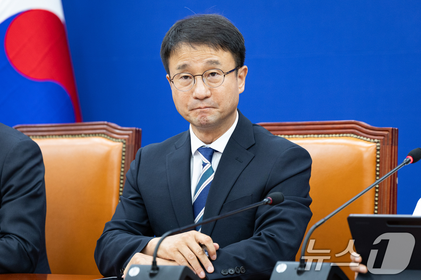 (서울=뉴스1) 유승관 기자 = 한병도 더불어민주당 당대표 직무대행 겸 원내대표가 2일 서울 여의도 국회에서 열린 정책조정회의에서 생각에 잠겨 있다. 2026.7.2/뉴스1