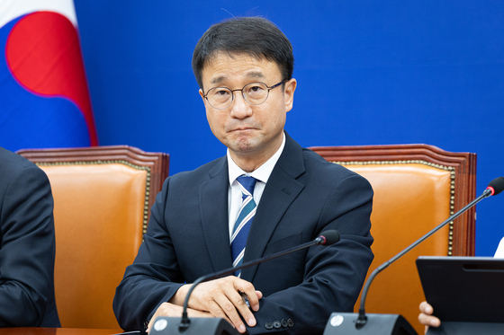 원내지도부 발언 듣는 한병도