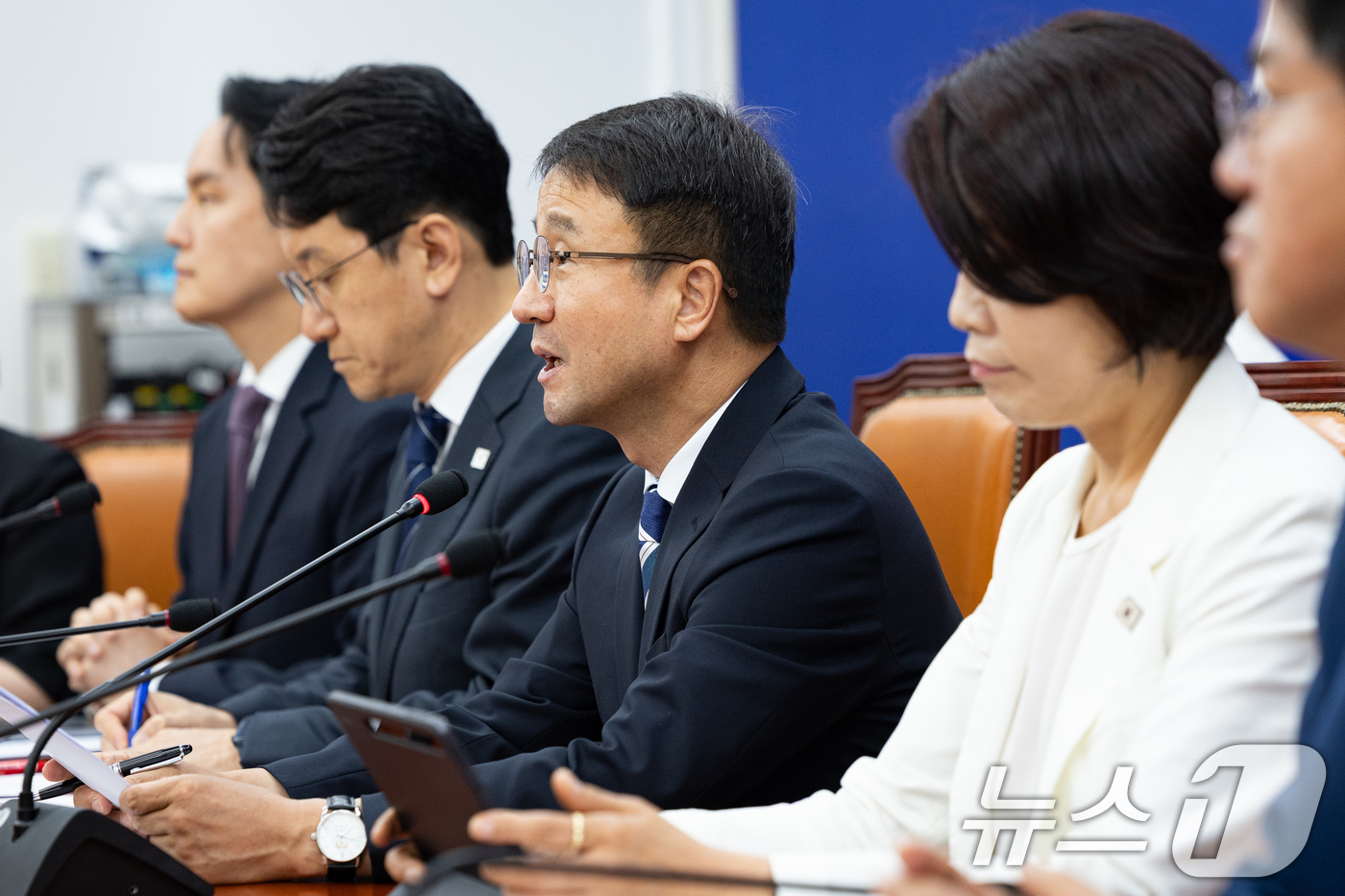 (서울=뉴스1) 유승관 기자 = 한병도 더불어민주당 당대표 직무대행 겸 원내대표가 2일 서울 여의도 국회에서 열린 정책조정회의에서 모두 발언을 하고 있다. 2026.7.2/뉴스1