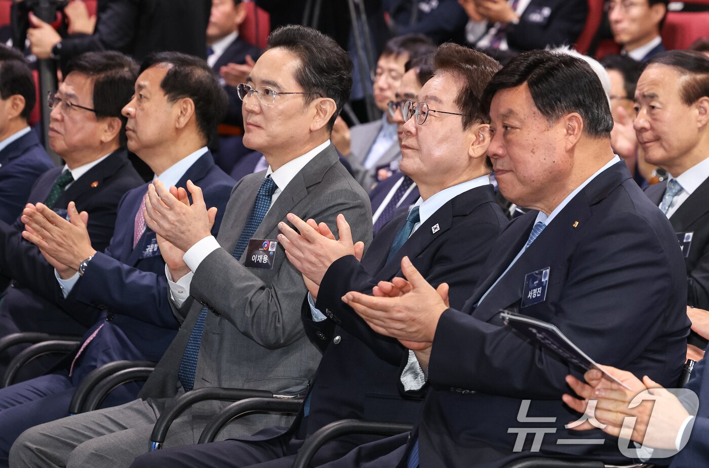 본문 이미지 - 이재명 대통령과 이재용 삼성전자 회장, 서정진 셀트리온 회장이 2일 충남 아산에서 열린 충청권 첨단산업 발전비전 국민보고회에서 박수를 치고 있다. 2026.7.2 ⓒ 뉴스1 허경 기자