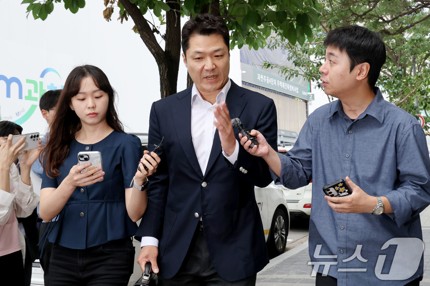(과천=뉴스1) 이광호 기자 = 김건희 여사의 '도이치모터스 주가조작' 사건의 주임 검사였던 최재훈 전 서울중앙지검 반부패수사2부장이 2일 오전 경기 과천 2차 종합특검 사무실에 …