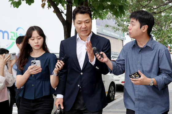 '도이치 수사 무마' 최재훈 부장검사 특검 출석…"잘 설명할 것"