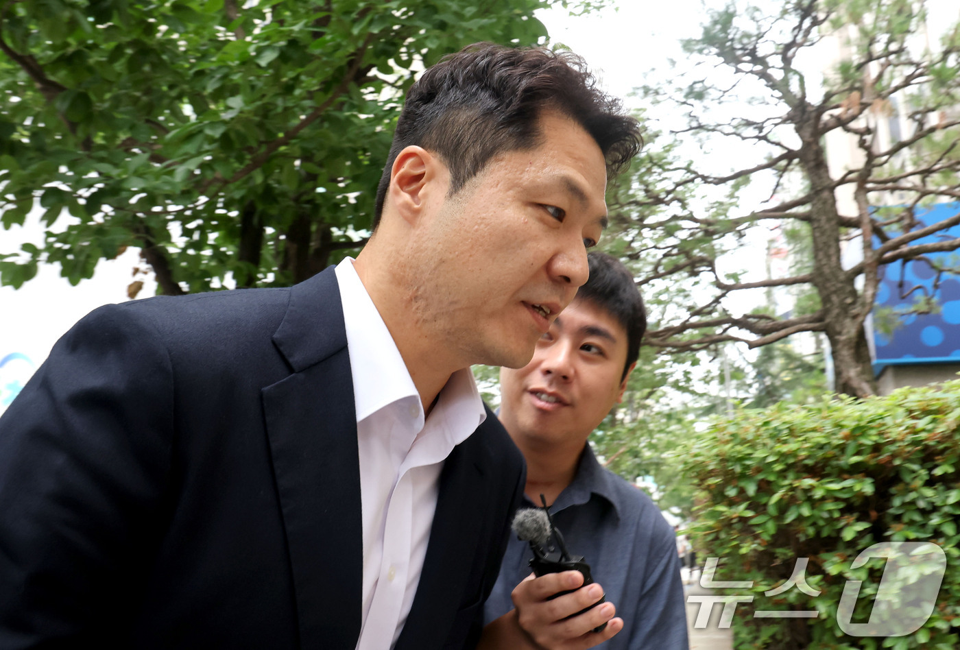 (과천=뉴스1) 이광호 기자 = 김건희 여사의 '도이치모터스 주가조작' 사건의 주임 검사였던 최재훈 전 서울중앙지검 반부패수사2부장이 2일 오전 경기 과천 2차 종합특검 사무실에 …
