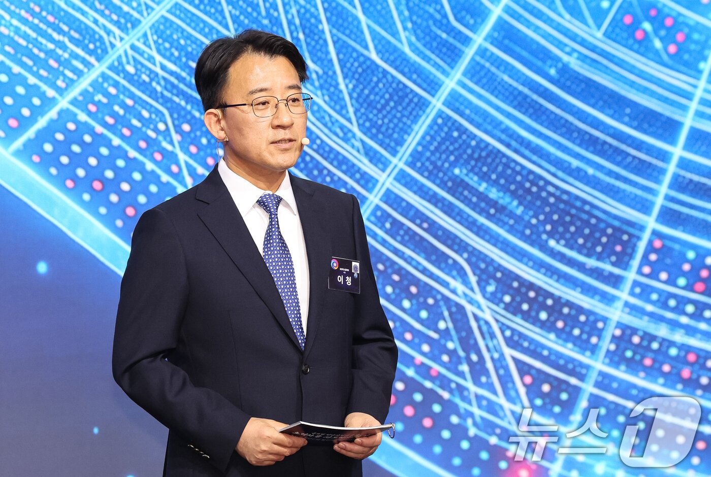 본문 이미지 - 이청 삼성디스플레이 대표이사가 2일 충남 아산에서 열린 충청권 첨단산업 발전비전 국민보고회에서 최첨단 소재, 부품 산업 충청 중심 집중투자 계획을 발표하고 있다. 2026.7.2 ⓒ 뉴스1 허경 기자
