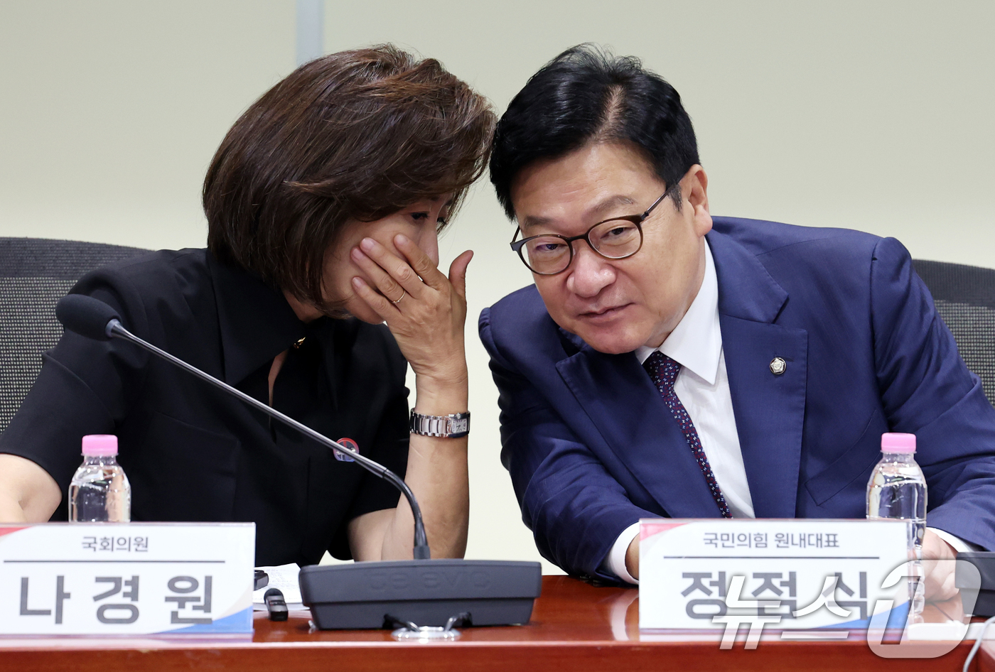(서울=뉴스1) 황기선 기자 = 국민의힘 국민의힘 원내대표와 나경원 의원이 2일 오전 서울 여의도 국회 의원회관에서 열린 선거관리위원회 신뢰 회복을 위한 정책토론회에서 대화를 하고 …