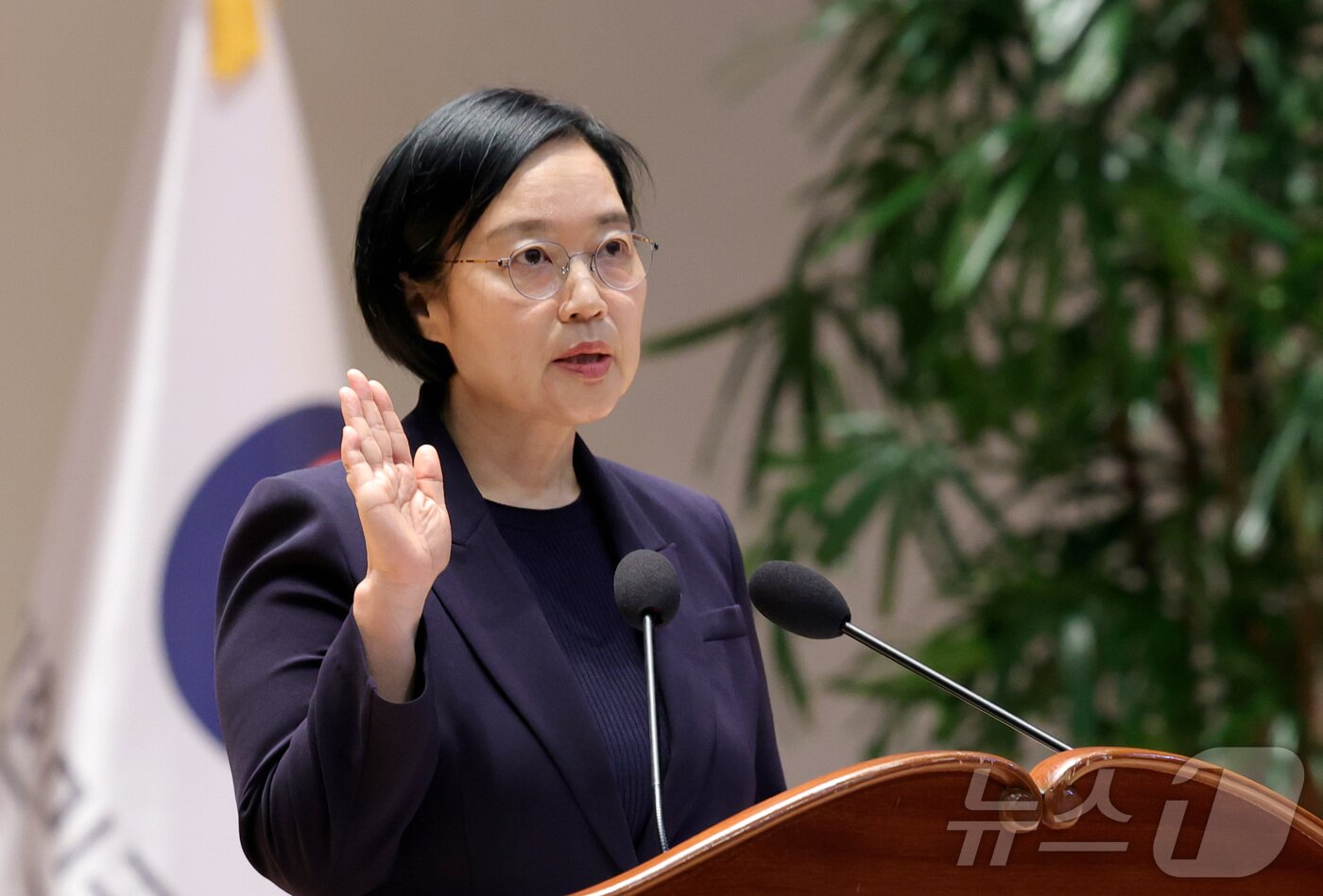 본문 이미지 - 한성숙 신임 국무총리가 2일 오전 세종시 정부세종청사에서 열린 제50대 국무총리 취임식에서 취임선서를 하고 있다. 2026.7.2 ⓒ 뉴스1 김기남 기자