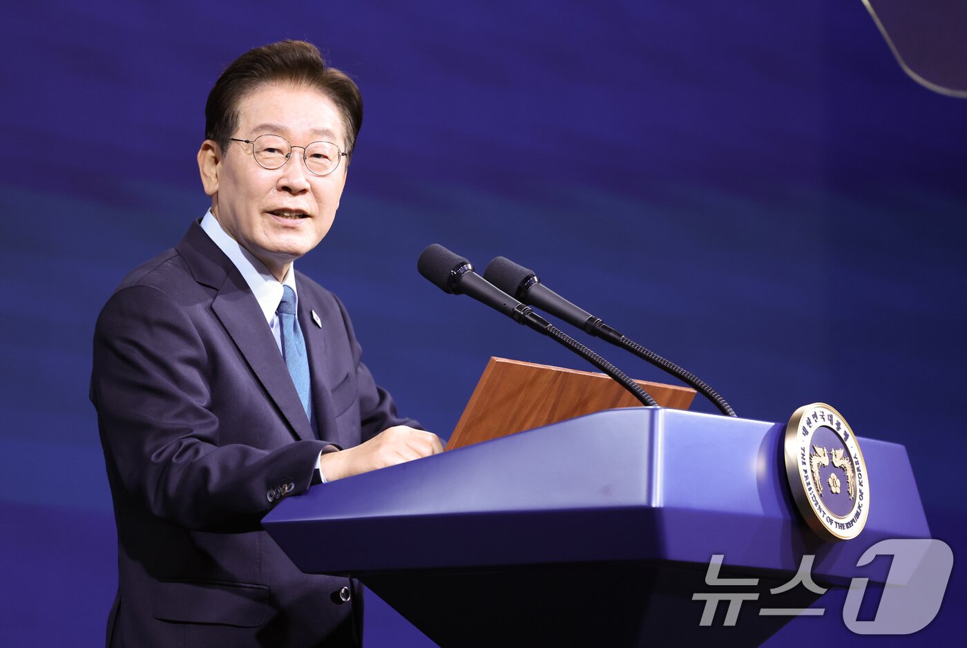 본문 이미지 - 이재명 대통령이 2일 충남 아산에서 열린 충청권 첨단산업 발전비전 국민보고회에서 축사를 하고 있다. 2026.7.2 ⓒ 뉴스1 허경 기자