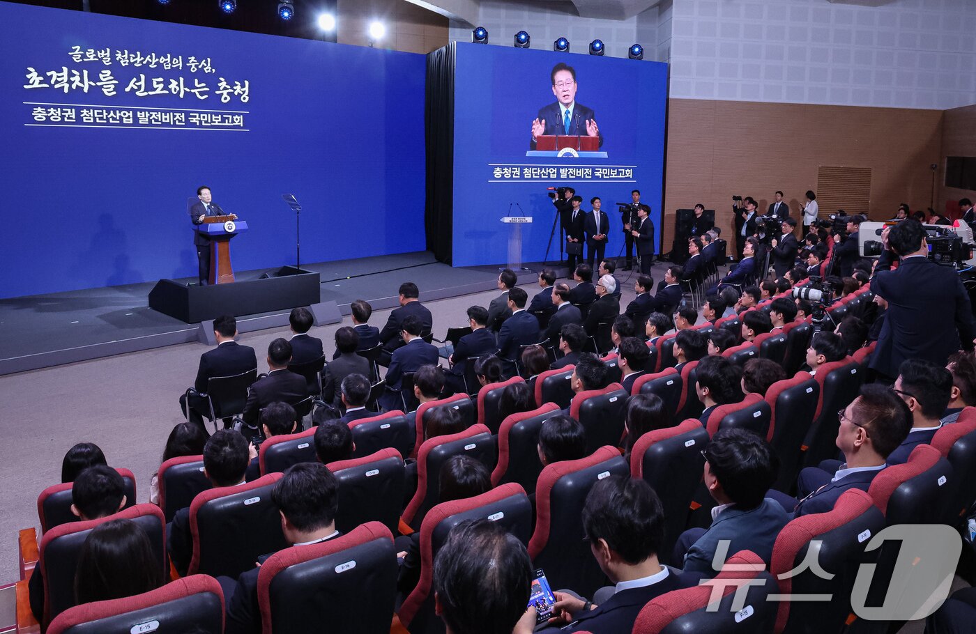 본문 이미지 - 이재명 대통령이 2일 충남 아산에서 열린 충청권 첨단산업 발전비전 국민보고회에서 축사를 하고 있다. 2026.7.2 ⓒ 뉴스1 허경 기자