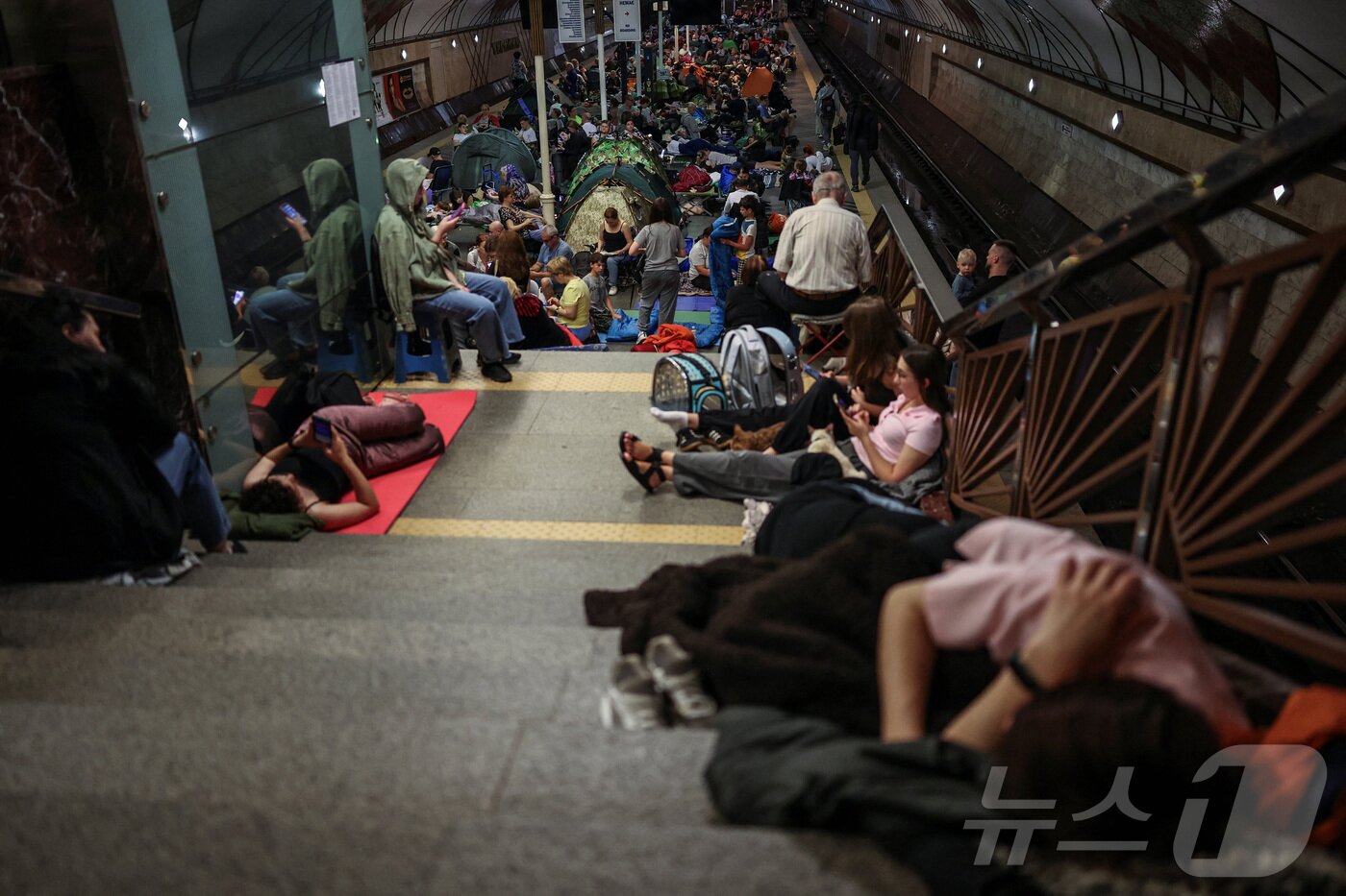 본문 이미지 - 1일(현지시간) 러시아의 미사일·드론 공격이 이어진 우크라이나 키이우에서 사람들이 지하철역 안으로 대피하고 있다. 2026.07.01. ⓒ 로이터=뉴스1