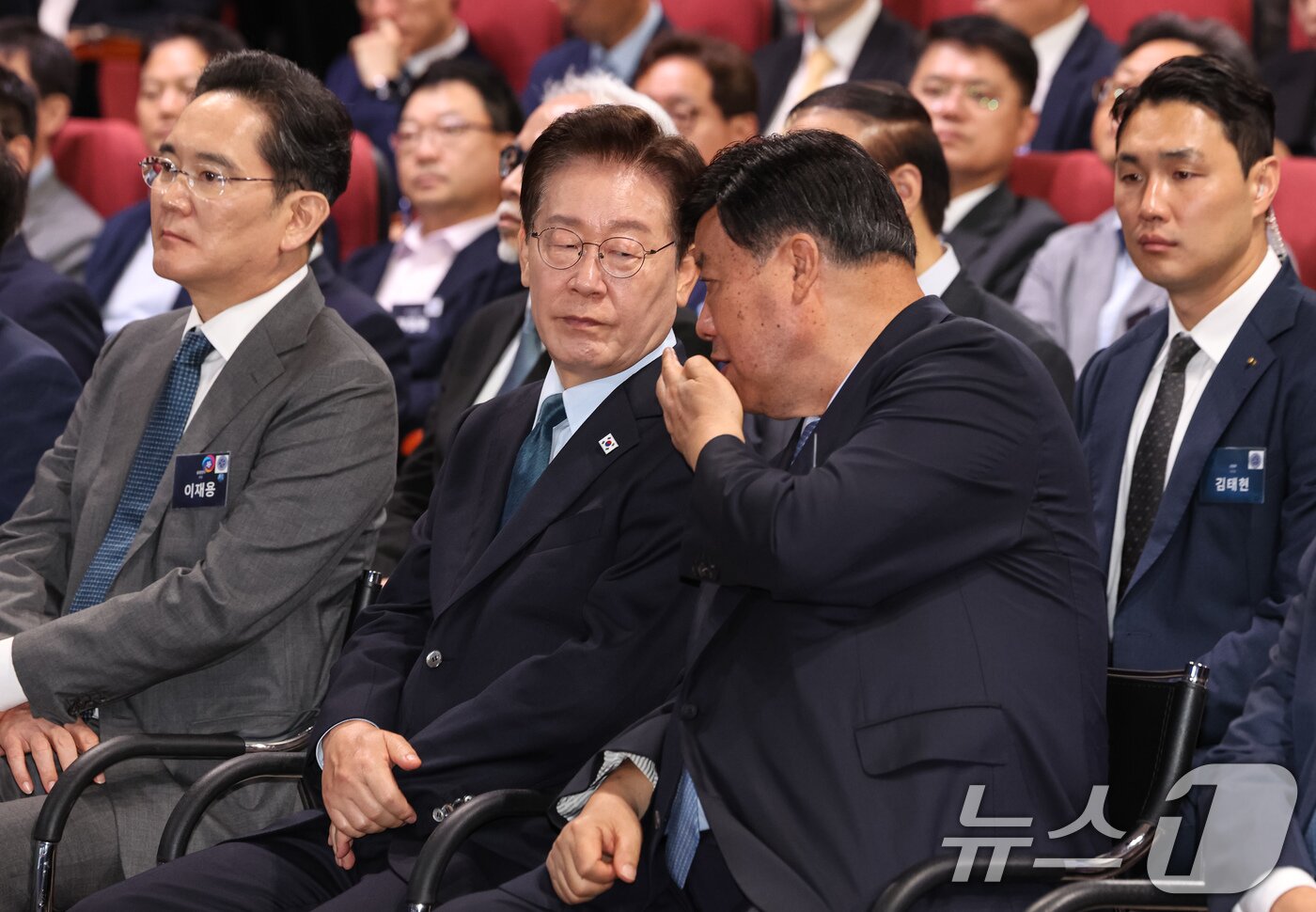 본문 이미지 - 이재명 대통령과 서정진 셀트리온 회장이 2일 충남 아산에서 열린 충청권 첨단산업 발전비전 국민보고회에서 대화를 하고 있다. 2026.7.2 ⓒ 뉴스1 허경 기자