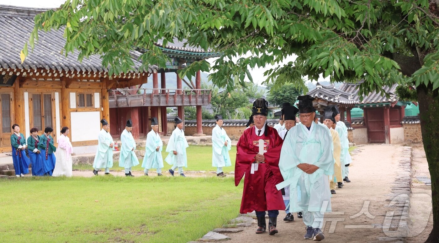 본문 이미지 - 박권현 청도군수가 지난 1일 오후 청도향교에서 군수 취임을 알리는 고유제를 올리기 위해 유림들과 대성전으로 향하고 있다. (청도군 제공. 재판매 및 DB금지) 2026.7.2 ⓒ 뉴스1 정우용 기자