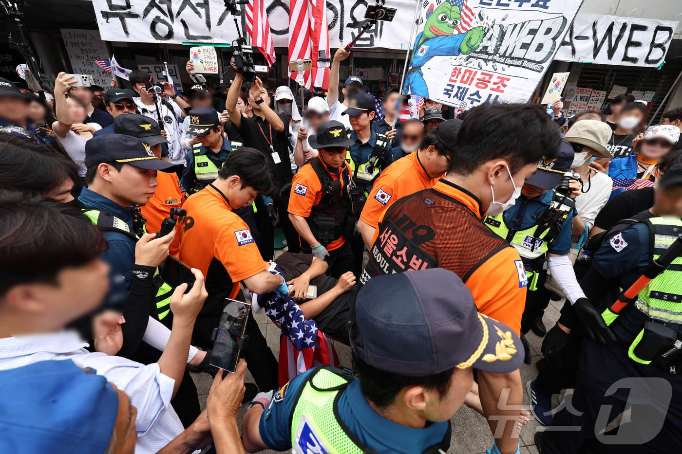 (서울=뉴스1) 구윤성 기자 = 2일 서울 송파구 올림픽공원 핸드볼경기장 개표소 앞에서 국조특위 현장조사를 앞두고 시위 참가자 간 충돌이 일어나 경찰과 구급대원이 현장을 수습하고 …