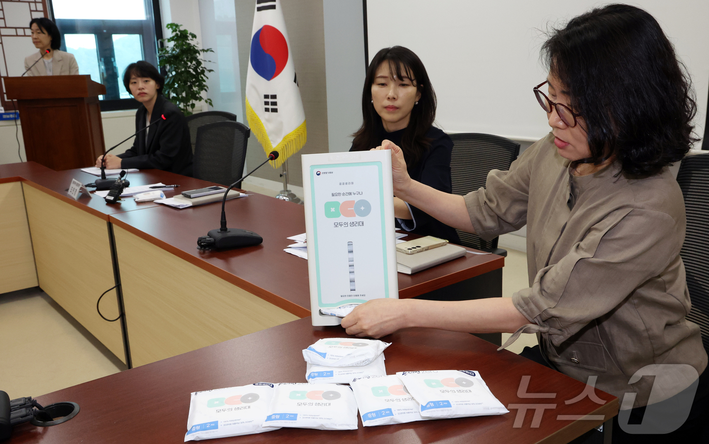 (서울=뉴스1) 김명섭 기자 = 조민경 성평등가족부 성평등정책관이 2일 오전 서울 종로구 세종대로 정부서울청사에서 공공생리대(모두의 생리대) 시범서비스 관련 수동지급기 시연을 보 …