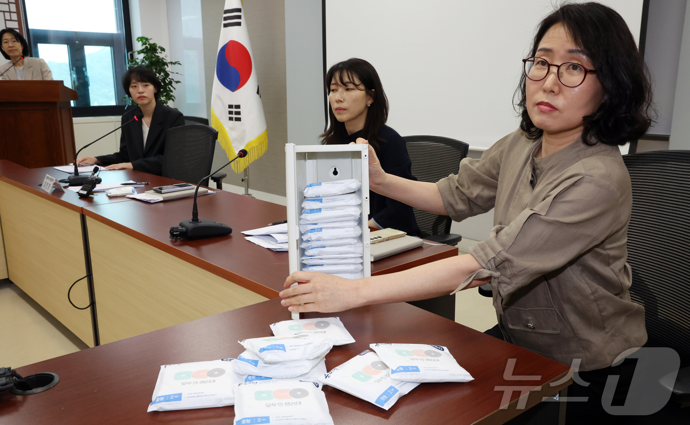 (서울=뉴스1) 김명섭 기자 = 조민경 성평등가족부 성평등정책관이 2일 오전 서울 종로구 세종대로 정부서울청사에서 공공생리대(모두의 생리대) 시범서비스 관련 수동지급기 시연을 보 …