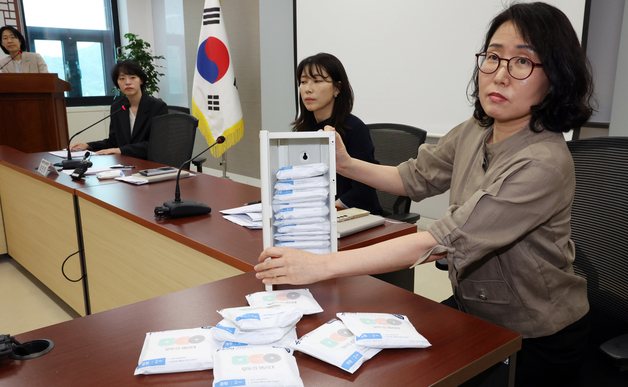 공공생리대 수동지급기 시연하는 조민경 정책관