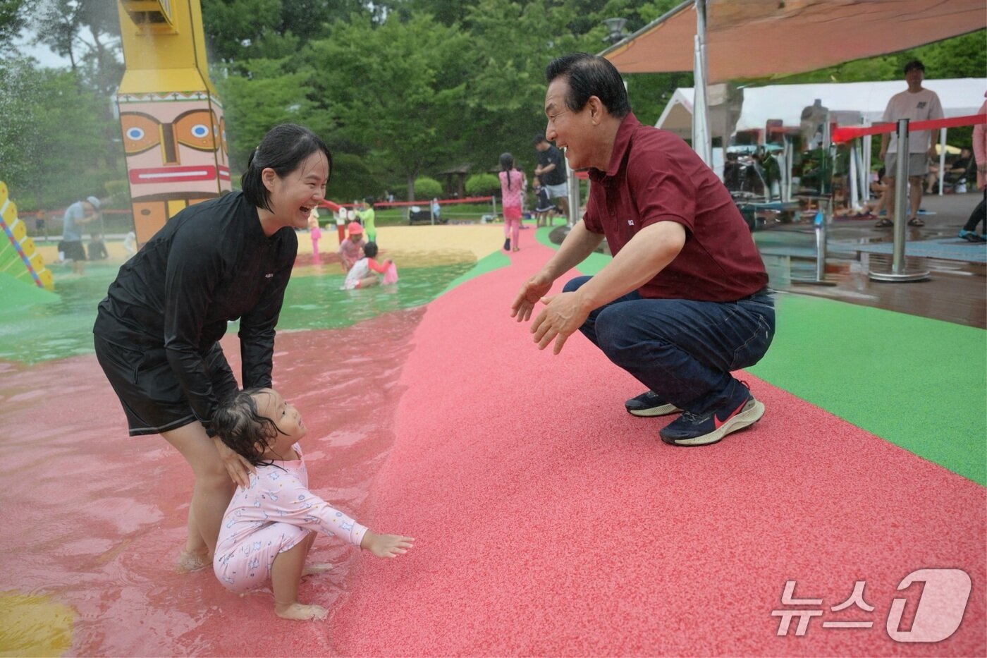 본문 이미지 - 백성현 논산시장이 현장을 점검하고 시민들과 소통하고 있다. (논산시 제공. 재판매 및 DB 금지) 