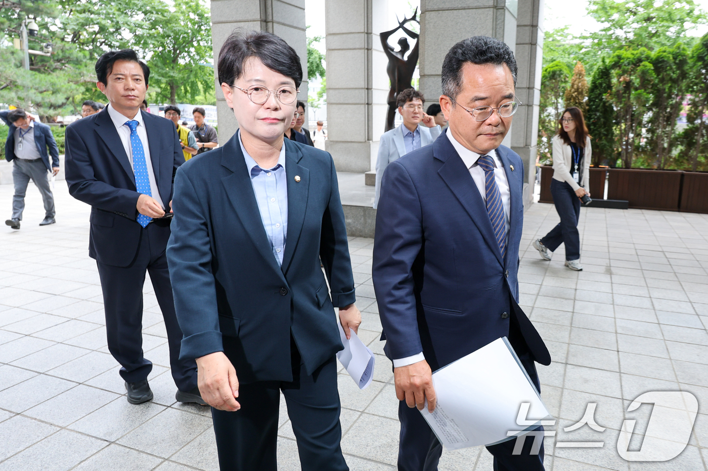 (서울=뉴스1) 안은나 기자 = 민병덕 더불어민주당 을지로위원회 위원장, 전종덕 진보당 의원 등이 2일 서울 여의도 금융감독원 앞에서 '홈플러스 사태 해결을 위한 금감원 제재심 촉 …