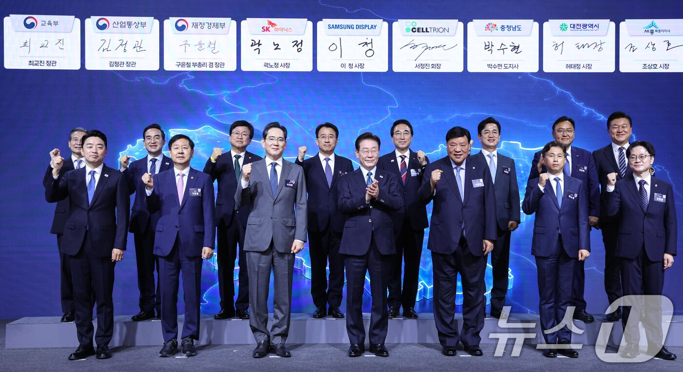본문 이미지 - 이재명 대통령이 2일 충남 아산에서 열린 충청권 첨단산업 발전비전 국민보고회에서 충청권 첨단산업 발전을 위한 투자양해각서를 체결한 후 기념촬영을 하고 있다. 2026.7.2 ⓒ 뉴스1 허경 기자