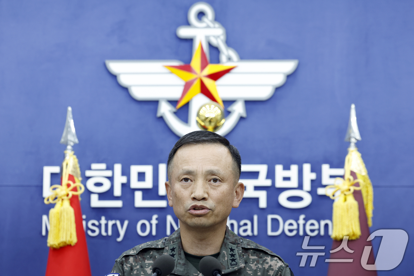 (서울=뉴스1) 박정호 기자 = 최장식 육군참모차장(중장)이 2일 오전 서울 용산구 국방부 청사에서 가진 브리핑에서 지난 5월 경기도 포천의 한 사단에서 동원예비군 훈련을 받다 숨 …