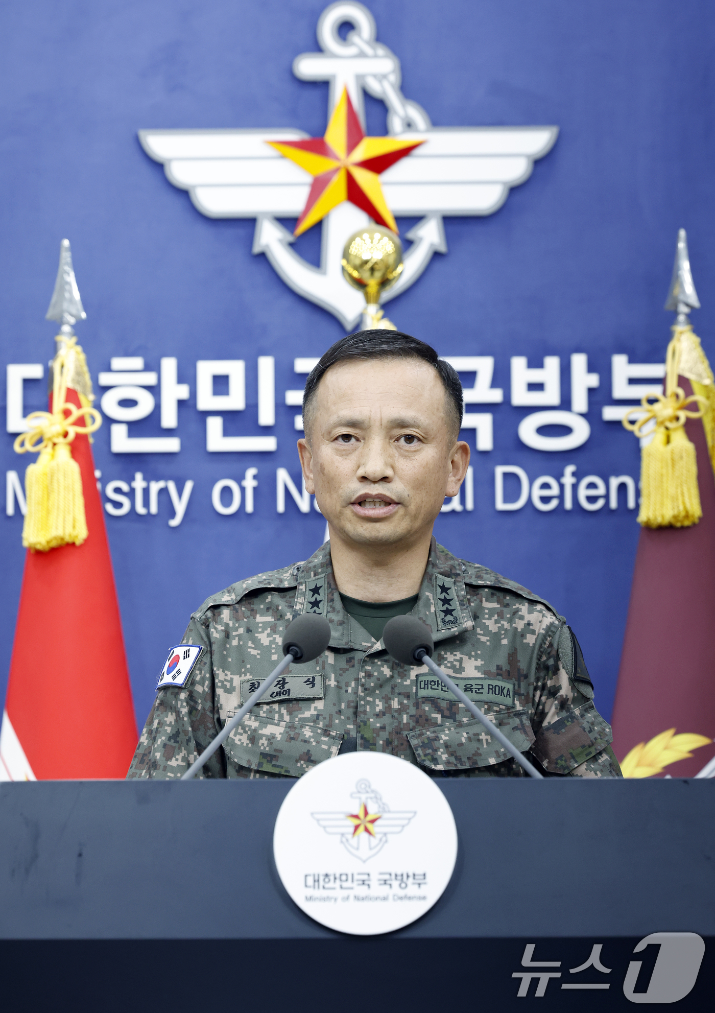 (서울=뉴스1) 박정호 기자 = 최장식 육군참모차장(중장)이 2일 오전 서울 용산구 국방부 청사에서 가진 브리핑에서 지난 5월 경기도 포천의 한 사단에서 동원예비군 훈련을 받다 숨 …