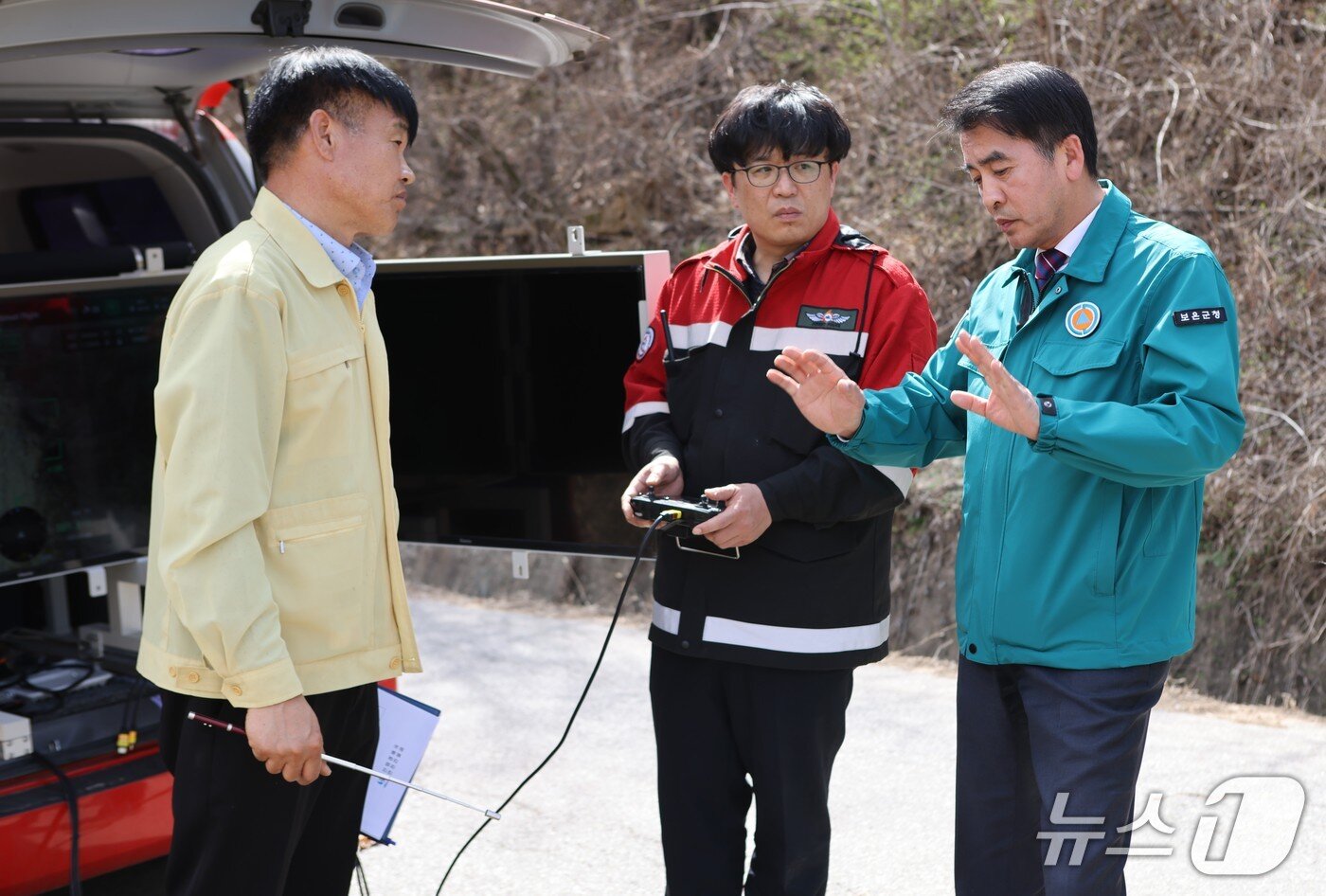 본문 이미지 - 최재형 보은군수가 자연재해위험 취약지구를 찾아 점검하고 있다.(보은군 제공. 재판매 및 DB금지)/뉴스1 