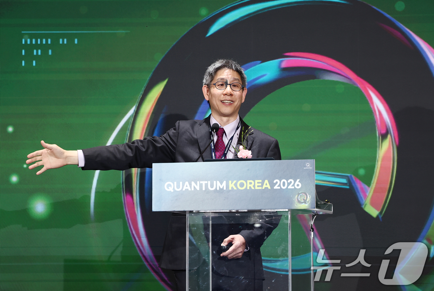 (서울=뉴스1) 김민지 기자 = 아이작 추앙 메사추세츠 공과대학교 전기공학 및 물리학과 교수가 2일 오전 서울 동대문구 동대문디자인플라자(DDP)에서 열린 양자 과학기술 연구산업 …
