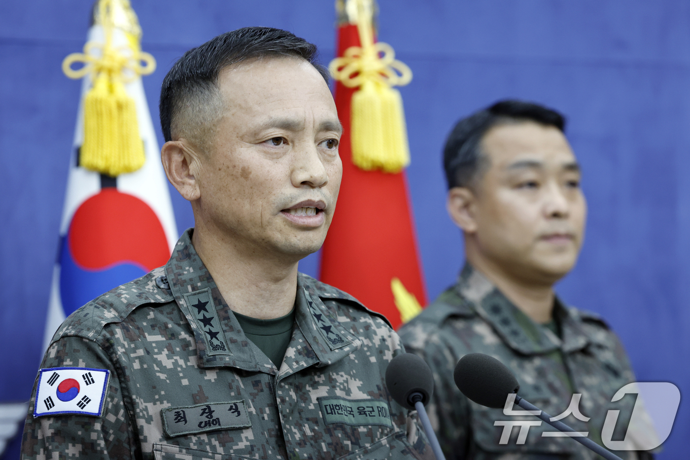 (서울=뉴스1) 박정호 기자 = 최장식 육군참모차장(중장)이 2일 오전 서울 용산구 국방부 청사에서 가진 브리핑에서 지난 5월 경기도 포천의 한 사단에서 동원예비군 훈련을 받다 숨 …