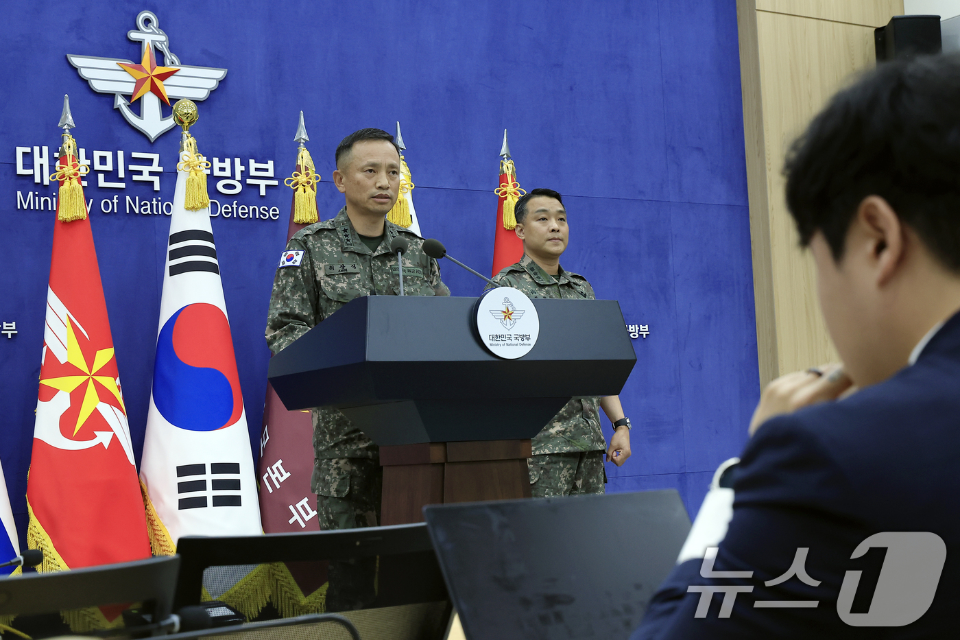 (서울=뉴스1) 박정호 기자 = 최장식 육군참모차장(중장)이 2일 오전 서울 용산구 국방부 청사에서 가진 브리핑에서 지난 5월 경기도 포천의 한 사단에서 동원예비군 훈련을 받다 숨 …