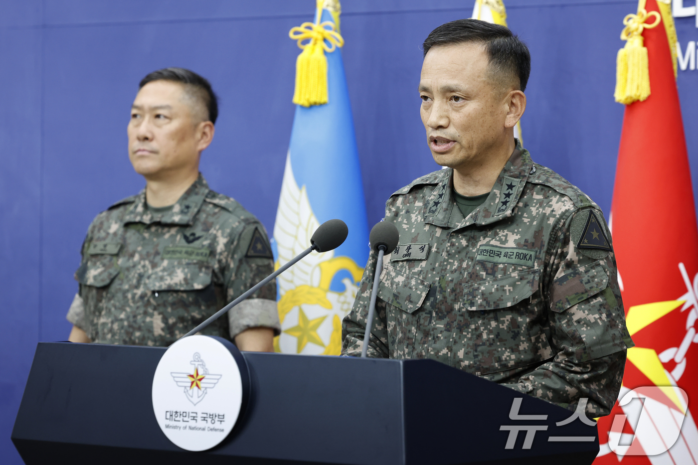 (서울=뉴스1) 박정호 기자 = 최장식 육군참모차장(중장)이 2일 오전 서울 용산구 국방부 청사에서 가진 브리핑에서 지난 5월 경기도 포천의 한 사단에서 동원예비군 훈련을 받다 숨 …