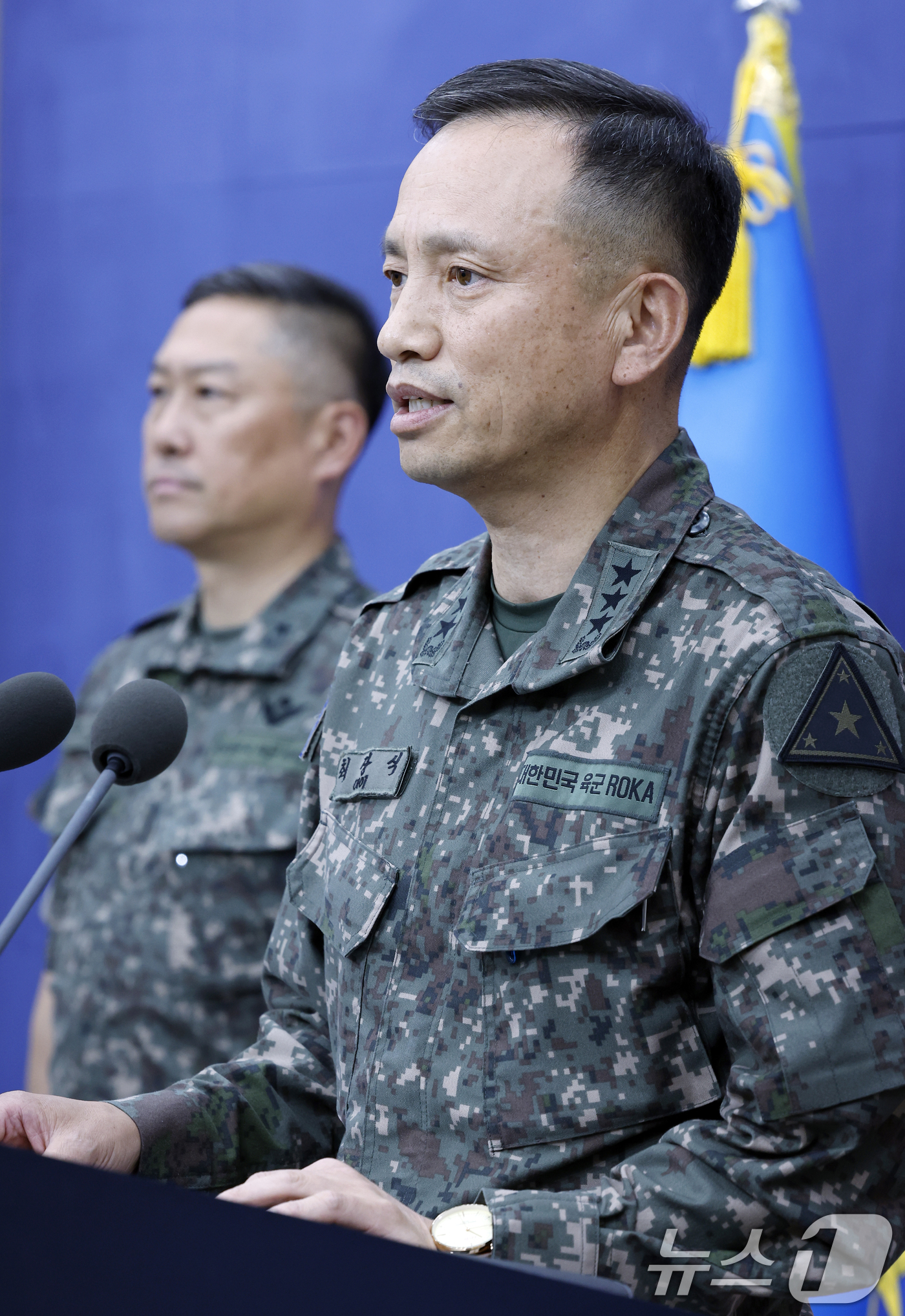 (서울=뉴스1) 박정호 기자 = 최장식 육군참모차장(중장)이 2일 오전 서울 용산구 국방부 청사에서 가진 브리핑에서 지난 5월 경기도 포천의 한 사단에서 동원예비군 훈련을 받다 숨 …
