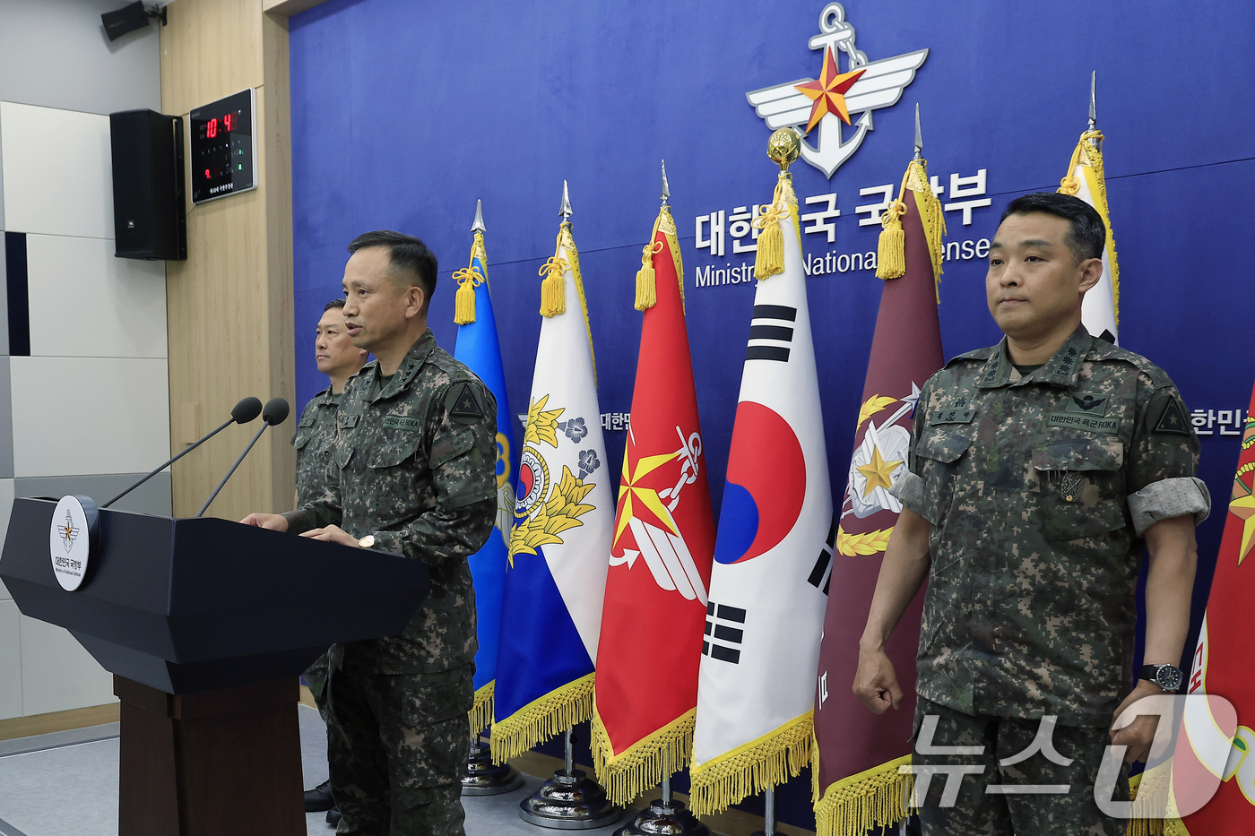 (서울=뉴스1) 박정호 기자 = 최장식 육군참모차장(중장)이 2일 오전 서울 용산구 국방부 청사에서 가진 브리핑에서 지난 5월 경기도 포천의 한 사단에서 동원예비군 훈련을 받다 숨 …
