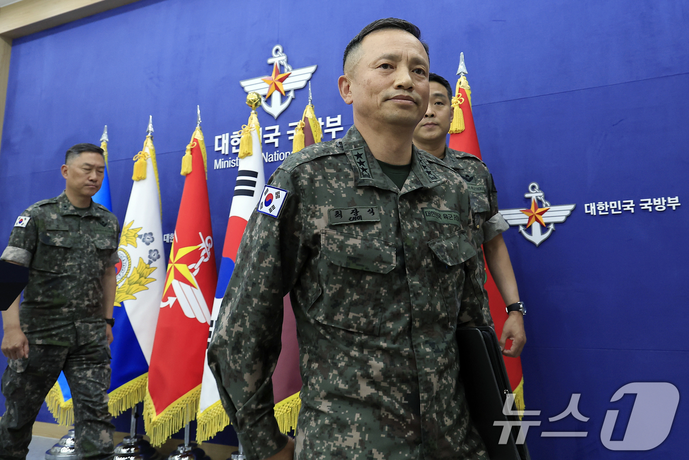 (서울=뉴스1) 박정호 기자 = 최장식 육군참모차장(중장)이 2일 오전 서울 용산구 국방부 청사에서 가진 브리핑에서 지난 5월 경기도 포천의 한 사단에서 동원예비군 훈련을 받다 숨 …