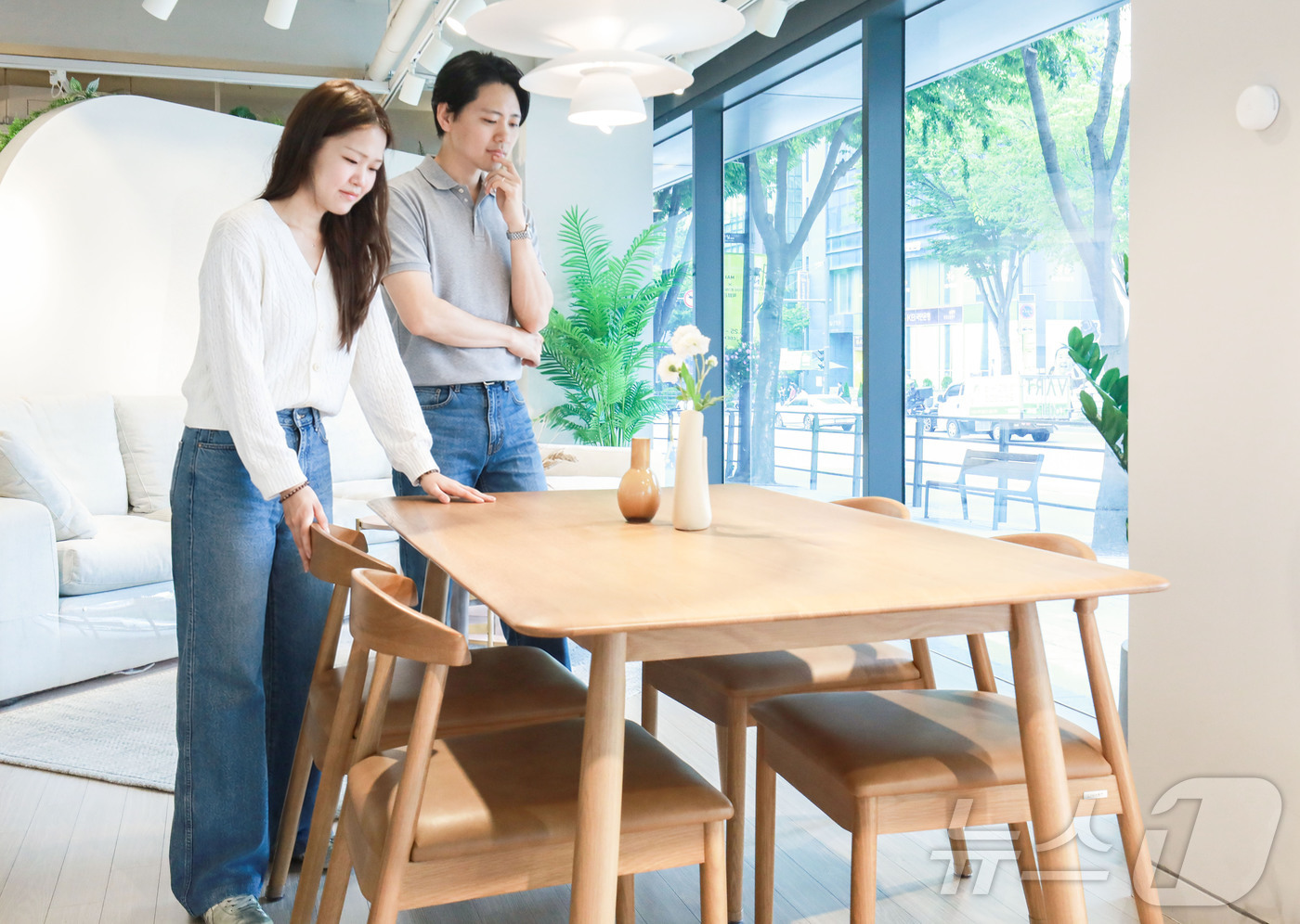 (서울=뉴스1) 이종수 기자 = 현대백화점그룹 계열 토탈 인테리어 기업 현대리바트는 천연 원목으로 만든 식탁 새 제품 '오트밀'을 선보인다고 2일 밝혔다.오트밀은 북미산 참나무(오 …