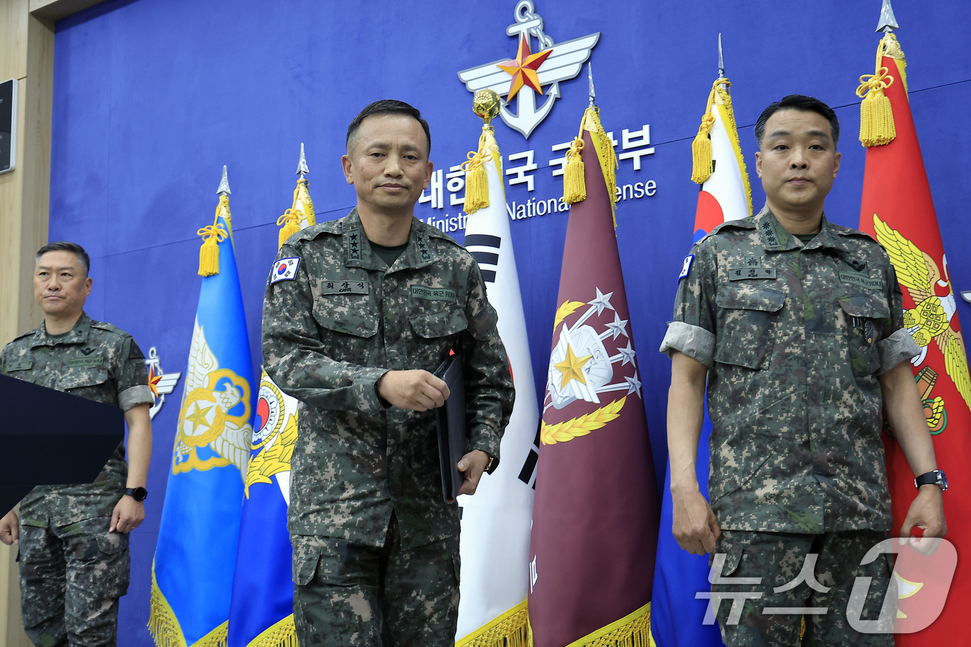 (서울=뉴스1) 박정호 기자 = 최장식 육군참모차장(중장)이 2일 오전 서울 용산구 국방부 청사에서 가진 브리핑에서 지난 5월 경기도 포천의 한 사단에서 동원예비군 훈련을 받다 숨 …