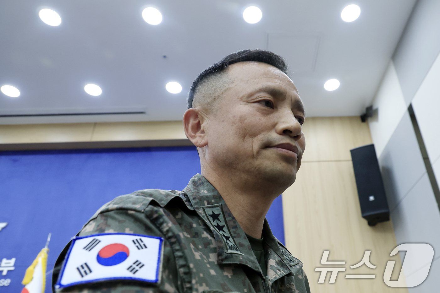 (서울=뉴스1) 박정호 기자 = 최장식 육군참모차장(중장)이 2일 오전 서울 용산구 국방부 청사에서 가진 브리핑에서 지난 5월 경기도 포천의 한 사단에서 동원예비군 훈련을 받다 숨 …