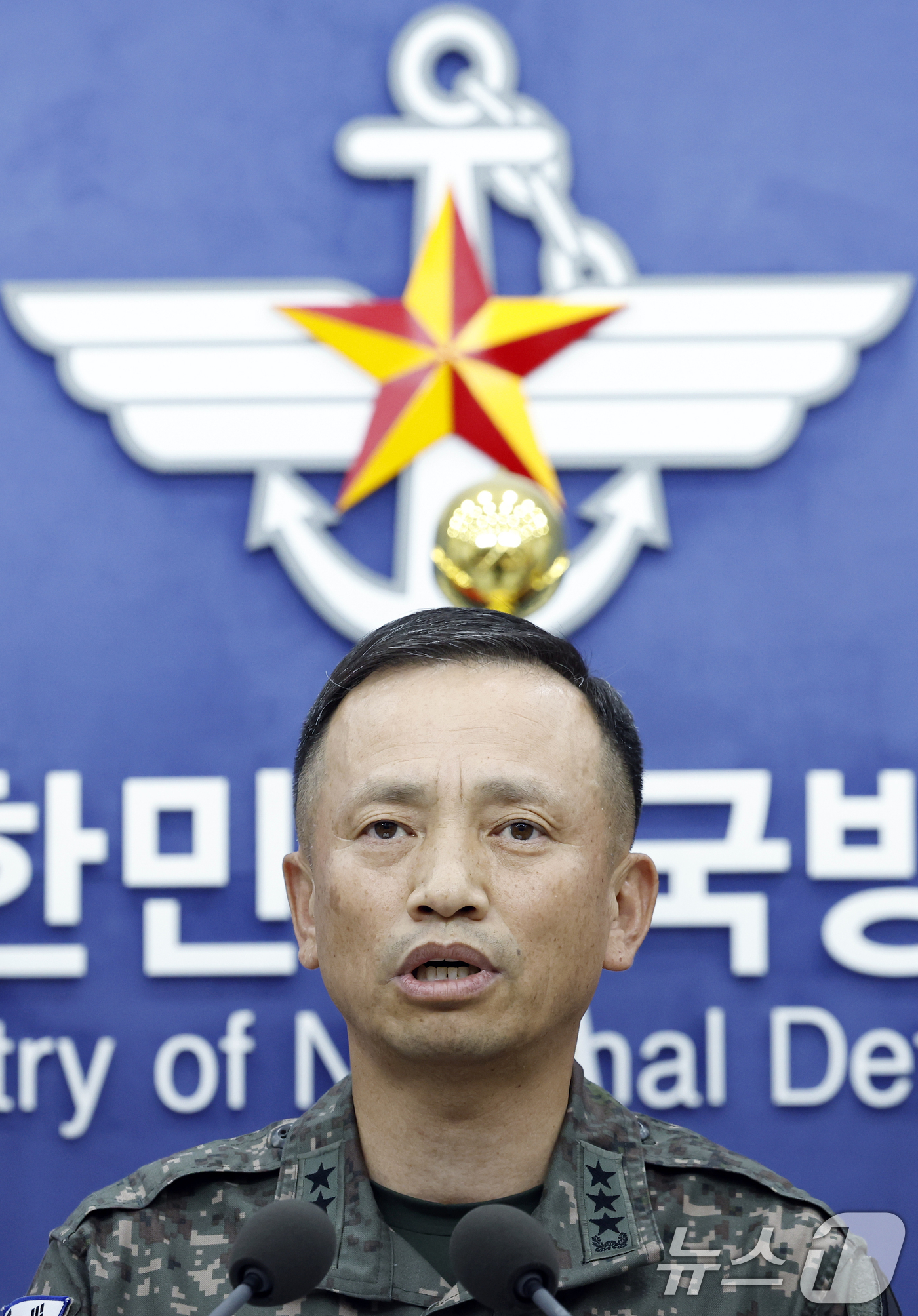 (서울=뉴스1) 박정호 기자 = 최장식 육군참모차장(중장)이 2일 오전 서울 용산구 국방부 청사에서 가진 브리핑에서 지난 5월 경기도 포천의 한 사단에서 동원예비군 훈련을 받다 숨 …