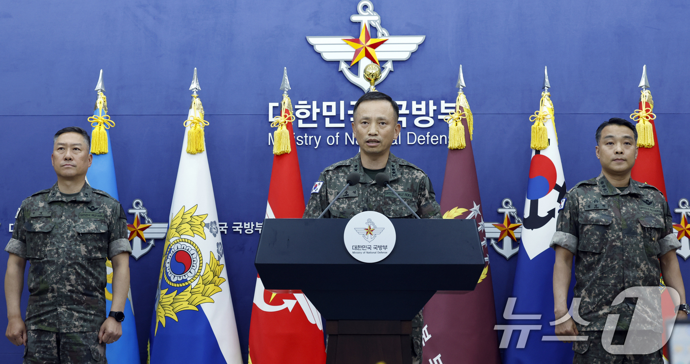 (서울=뉴스1) 박정호 기자 = 최장식 육군참모차장(중장)이 2일 오전 서울 용산구 국방부 청사에서 가진 브리핑에서 지난 5월 경기도 포천의 한 사단에서 동원예비군 훈련을 받다 숨 …