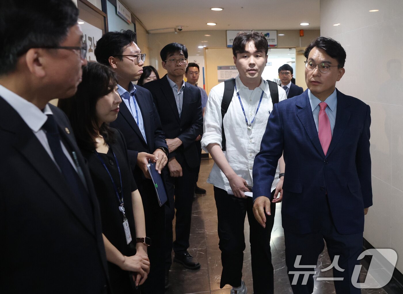 본문 이미지 - 윤상현 6·3 지방선거 투표용지 부족 사태 국정조사특별위원회 위원장이 2일 오전 서울 송파구 선거관리위원회에서 열린 '투표용지 부족 사태 관련 현장보고회'에 들어서고 있다. 2026.7.2 ⓒ 뉴스1 국회사진기자단