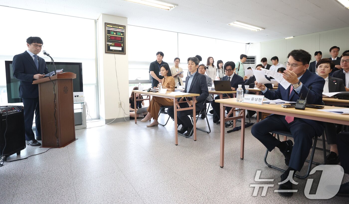 본문 이미지 - 김남훈 송파구선거관리위원회 사무국장 직무대리가 2일 오전 서울 송파구 선거관리위원회에서 열린 '투표용지 부족 사태 관련 현장보고회'에서 브리핑을 하고 있다. 2026.7.2 ⓒ 뉴스1 국회사진기자단