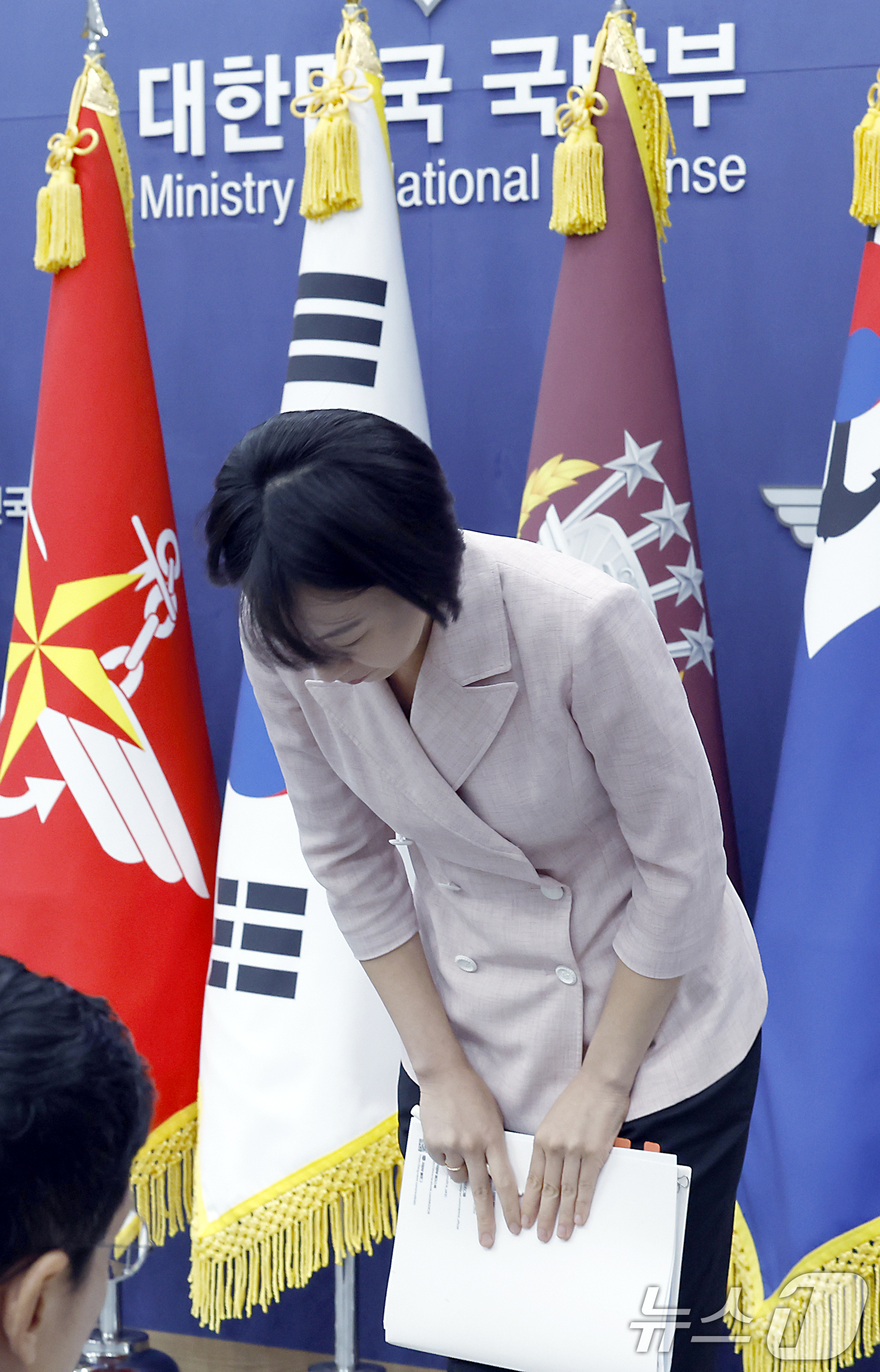 (서울=뉴스1) 박정호 기자 = 정빛나 국방부 대변인이 2일 오전 서울시 용산구 국방부 청사에서 일일 정례 브리핑을 마친 뒤 고개 숙여 인사하고 있다.  2026.7.2/뉴스1