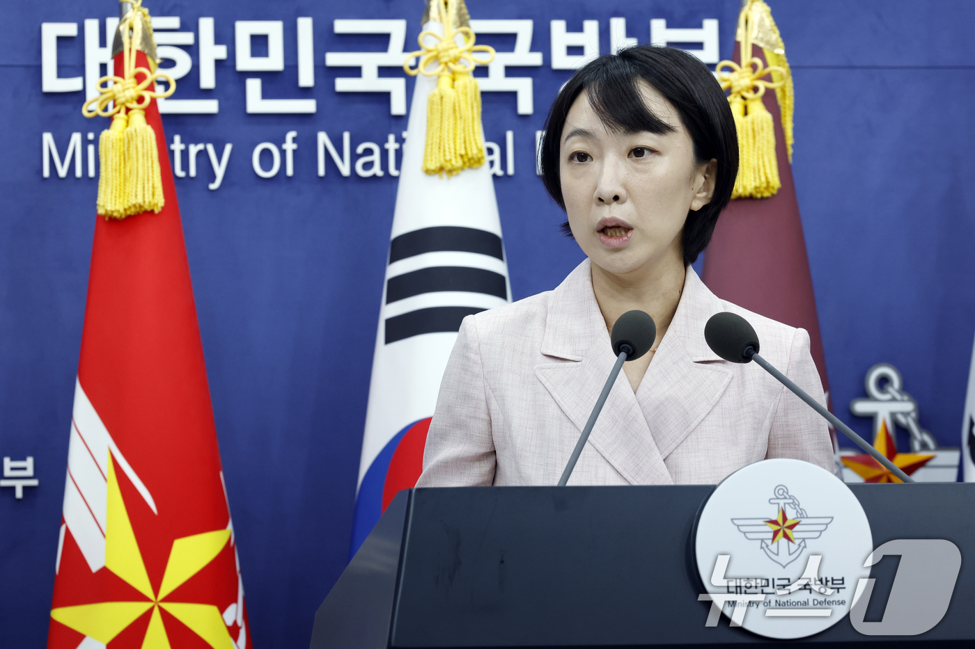 (서울=뉴스1) 박정호 기자 = 정빛나 국방부 대변인이 2일 오전 서울시 용산구 국방부 청사에서 가진 일일 정례 브리핑에서 취재진의 질문에 답하 있다.  2026.7.2/뉴스1