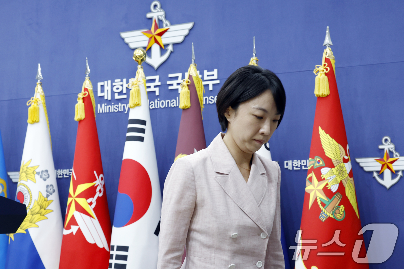 (서울=뉴스1) 박정호 기자 = 정빛나 국방부 대변인이 2일 오전 서울시 용산구 국방부 청사에서 가진 일일 정례 브리핑을 마친 뒤 단상에서 내려오고 있다.  2026.7.2/뉴스1 …