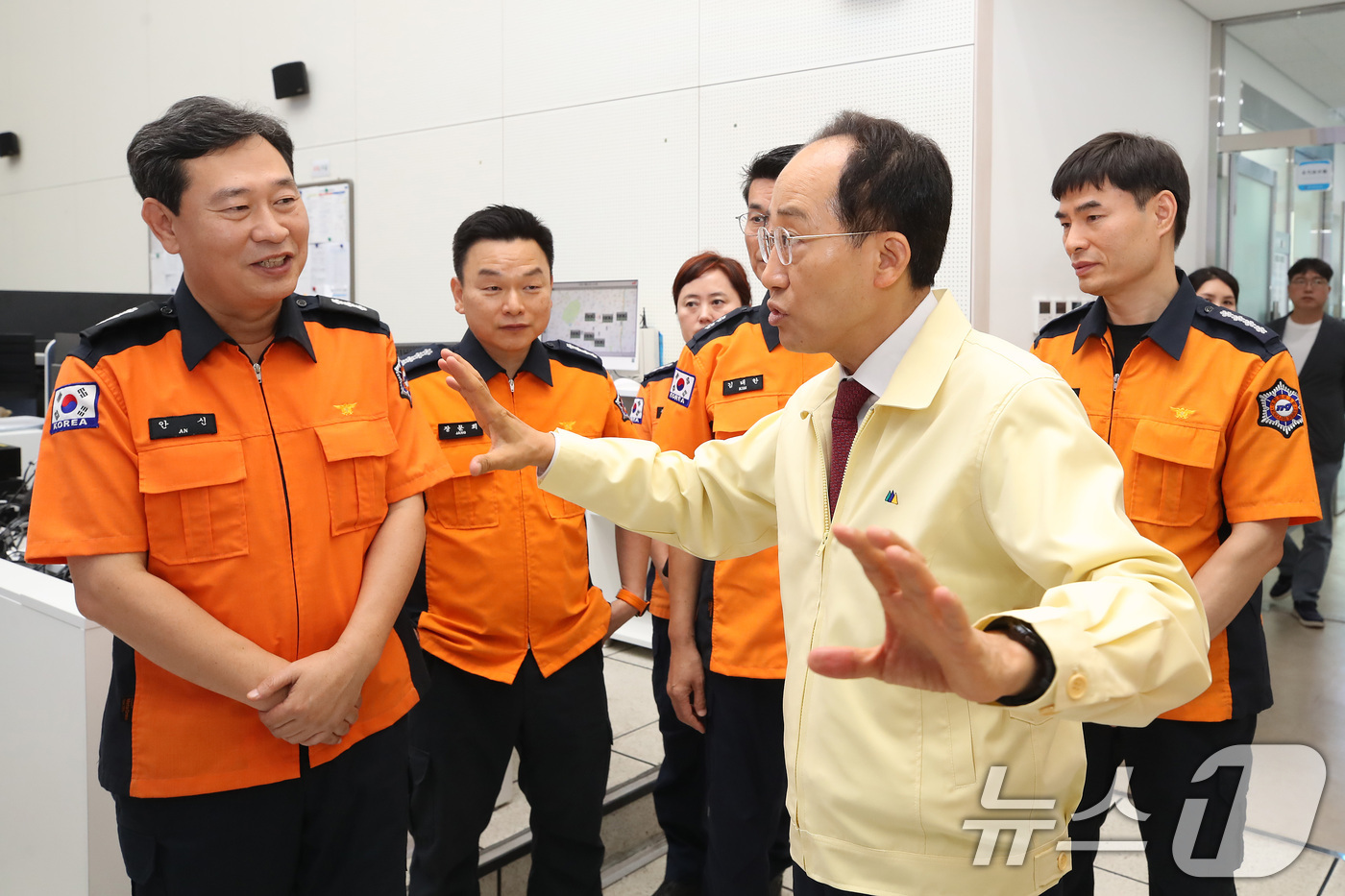 (대구=뉴스1) 공정식 기자 = 추경호 대구시장이 2일 오전 대구소방안전본부 119 종합상황실을 찾아 근무현황을 살펴보고 있다. 2026.7.2/뉴스1