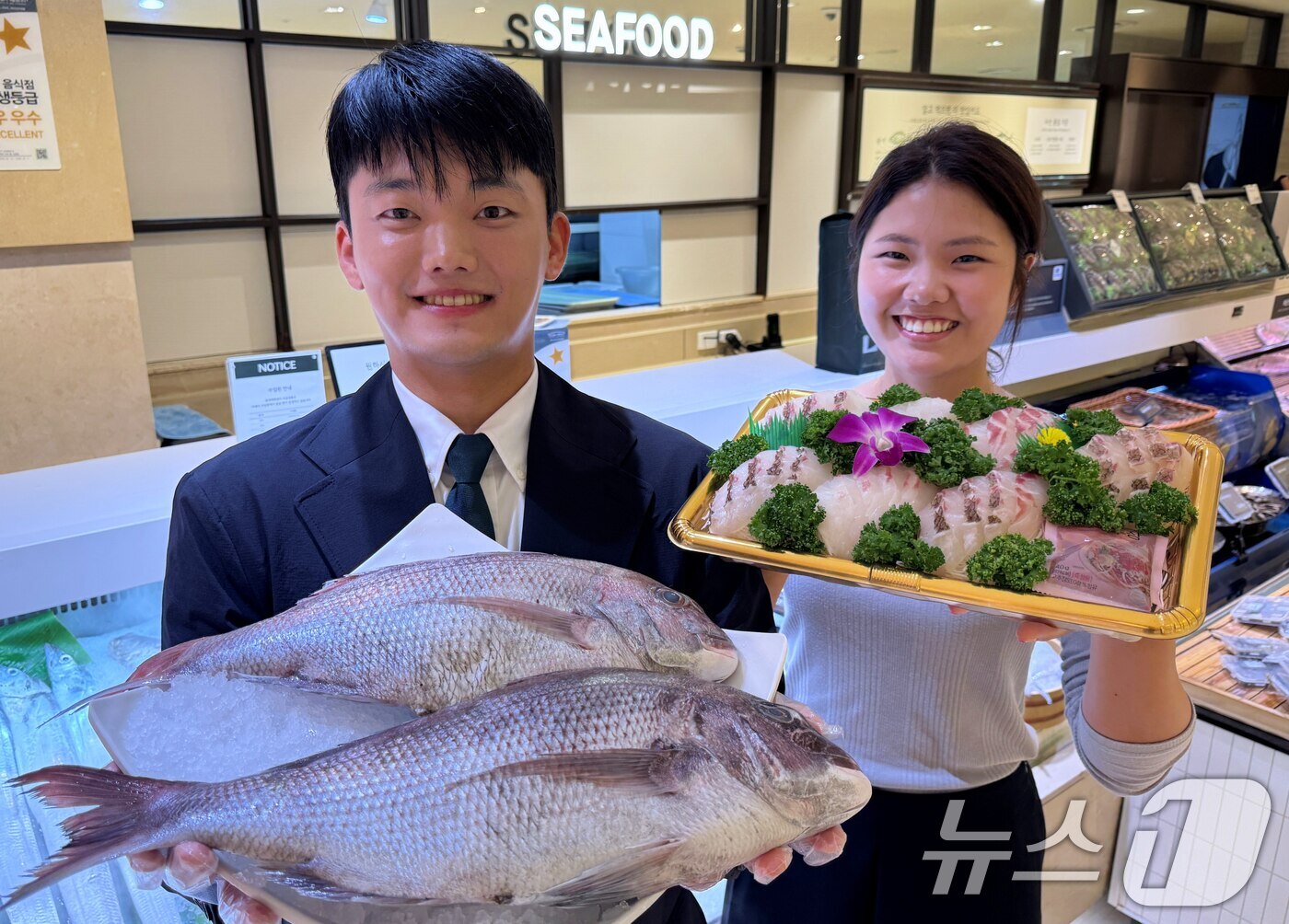 (서울=뉴스1) = 2일 서울 중구 소공동 롯데백화점 본점에서 모델이 제철 맞은 통영 산지 직송 참돔 모둠회를 소개하고 있다.롯데백화점은 오는 3일부터 9일까지 본점, 잠실점, 강 …