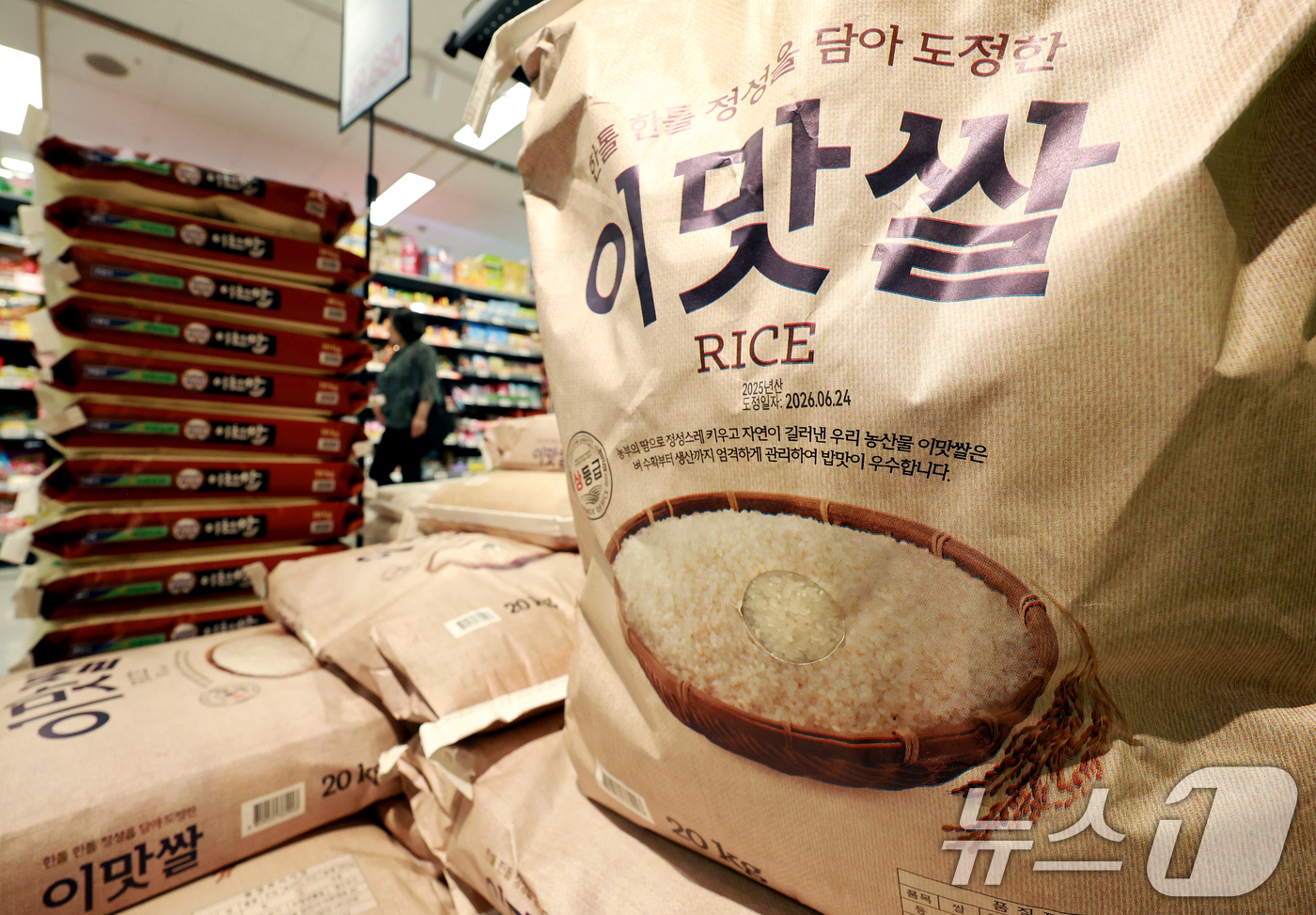 (서울=뉴스1) 이호윤 기자 = 중동 사태 여파로 국제 유가가 뛰면서 지난달 소비자물가 상승률이 3.2%를 기록해 2년6개월 만에 최고치를 나타난 2일 서울 시내의 한 대형마트에 …