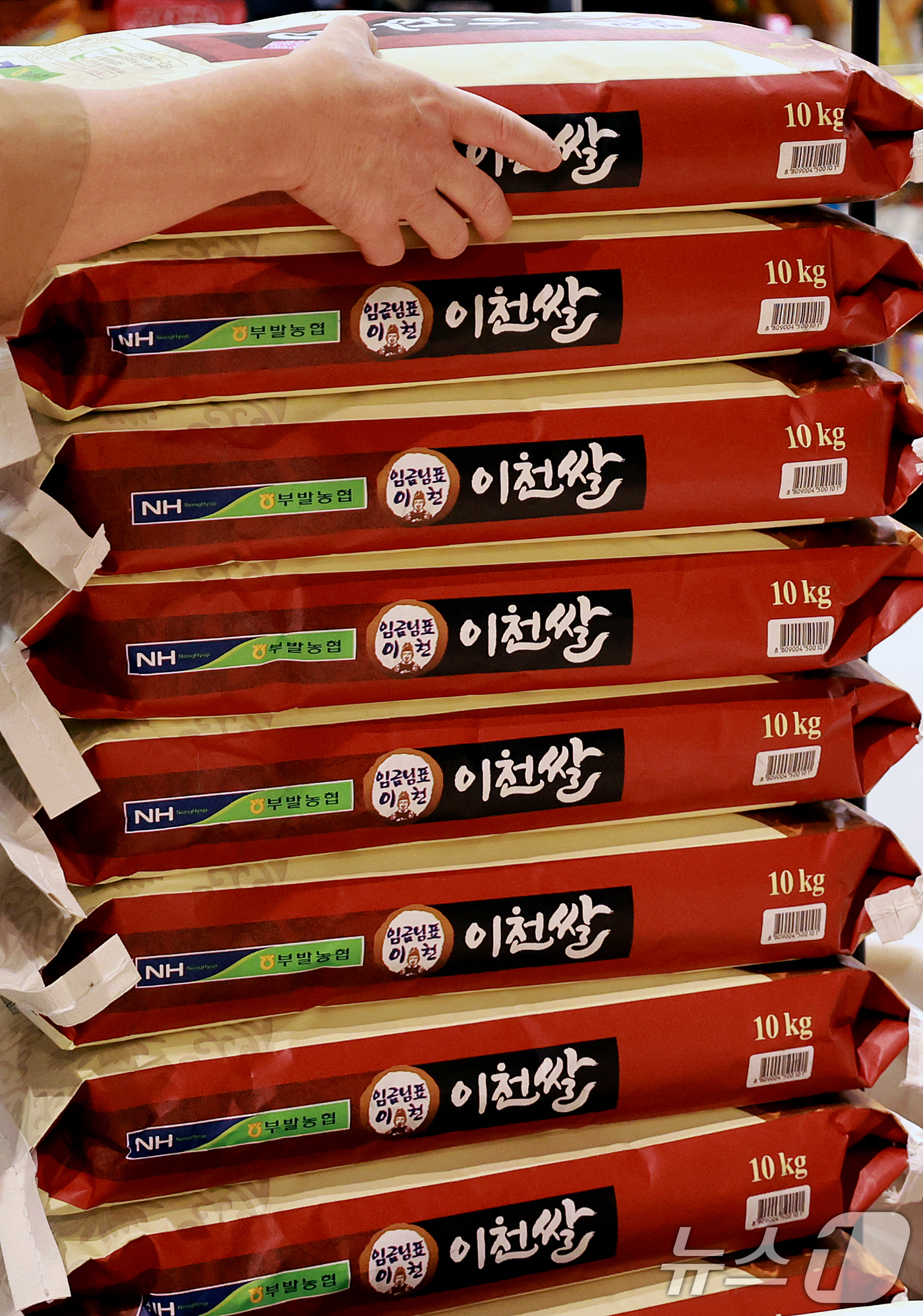 (서울=뉴스1) 이호윤 기자 = 중동 사태 여파로 국제 유가가 뛰면서 지난달 소비자물가 상승률이 3.2%를 기록해 2년6개월 만에 최고치를 나타난 2일 서울 시내의 한 대형마트에 …