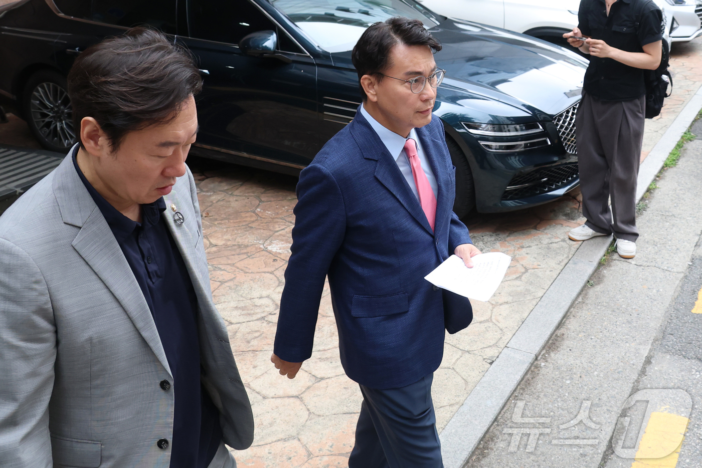 (서울=뉴스1) 국회사진기자단 = 윤상현 6·3 지방선거 투표용지 부족 사태 국정조사특별위원회 위원장이 2일 오전 서울 송파구 선거관리위원회에서 열린 '투표용지 부족 사태 관련 현 …