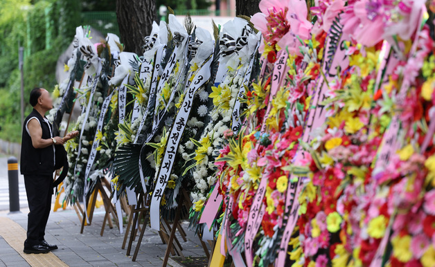 "한쪽은 결혼식장, 한쪽은 장례식장"…배재고 앞에 펼쳐진 '진영 대결'